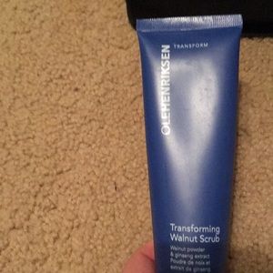 OLEHENRIKSEN Transforming Walnut Scrub